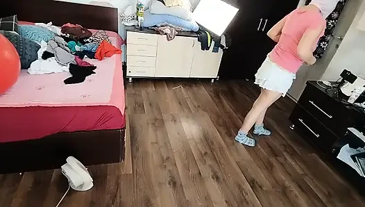 Amateur-ehefrau genießt es, Kleidung anprobieren und zu schneiden.