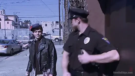 Memur Maguire ilk kez gergin ve elektrikli göt tıkacı alıyor