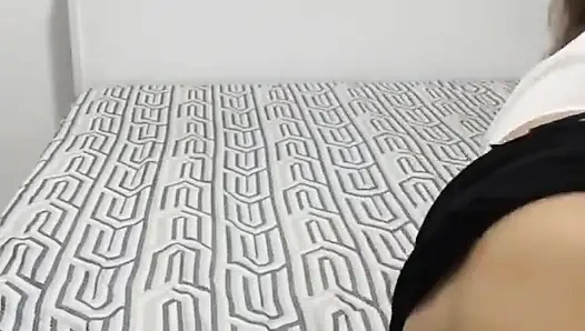 Sekretaris nakal mendorong mainan raksasa ke pantatnya dan menikmatinya dan mengirim video ke bosnya