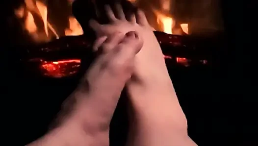 Ich wärfe meine Füße auf dem Feuer, damit sie warm und verschwitzt werden für deinen schwanz und deine eier