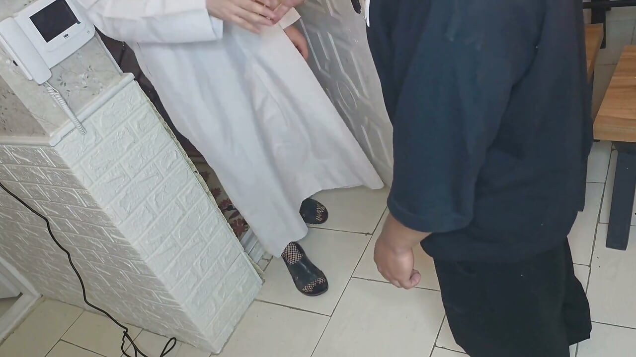 Chico Blanco En Dishdasha Y Medias De Red Recibe Masaje Gay Con Final Feliz