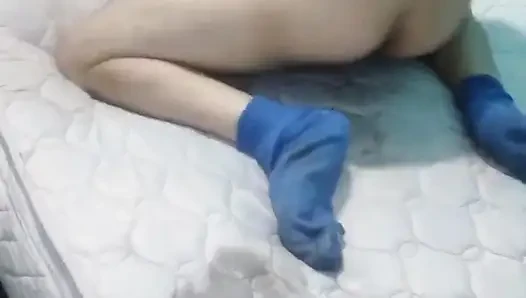 Yatakta, çarşafsız veya yastık kılıfsız misyoner, yerde