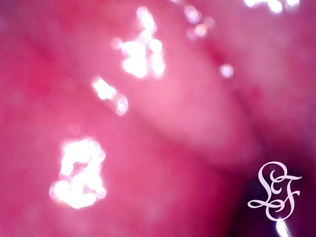 Olha para dentro do meu cu enquanto estou a levar um enema!