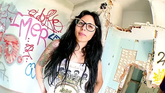 Французскую шлюшку жестко трахают в ее мокрую пизду и поедают сперму