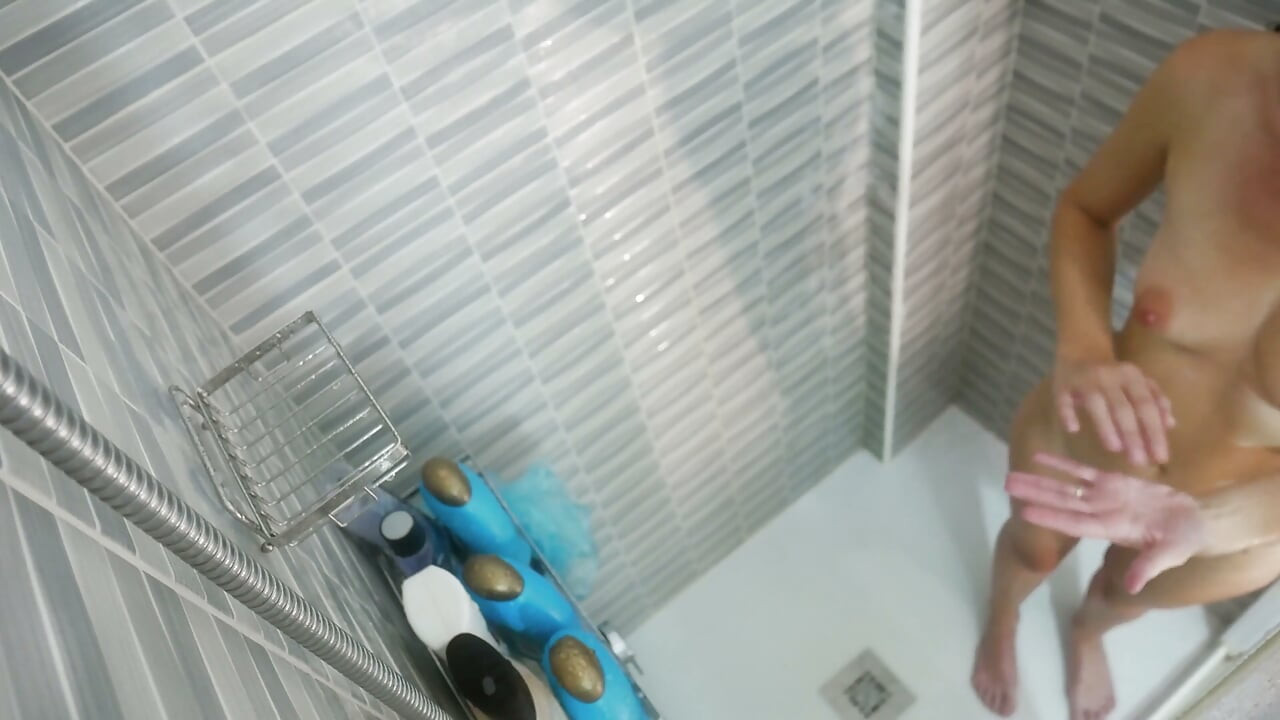 Raspando em um chuveiro quente e fumegante (sem áudio)