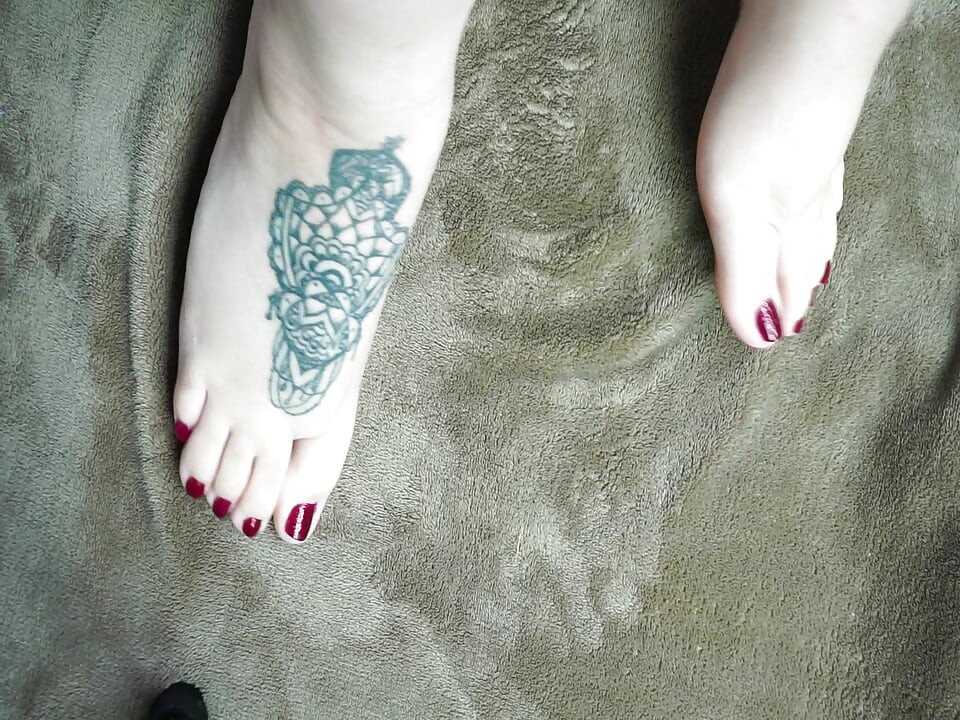Daytona Hale Shows Off Her Sexy BBW Feet