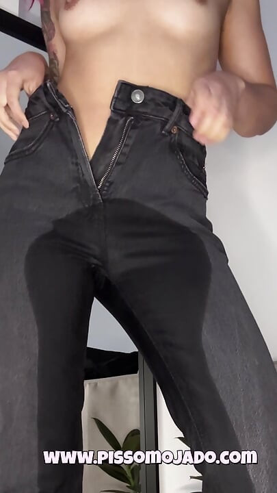Omorashi chica mojando sus jeans a propósito: estaba desesperada con un enorme bulto vesical para mear mis pantalones para ti