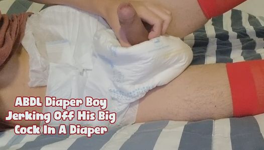 Abdl diaper boy masturbando seu pau grande em uma fralda