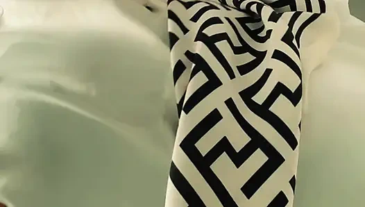 Onu üvey annesinin odasında buldu ve denemeye karar verdi, hala tadını çıkarıyor