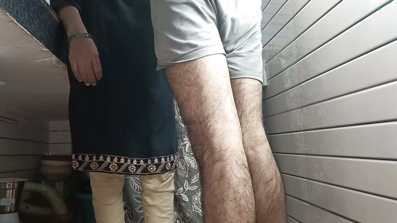 La cuñada caliente llamó a casa y se la folló