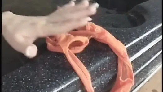 Kyra tyelar si cewek nakal lagi asik muasin memeknya pakai dildo di kamar mandi air dingin