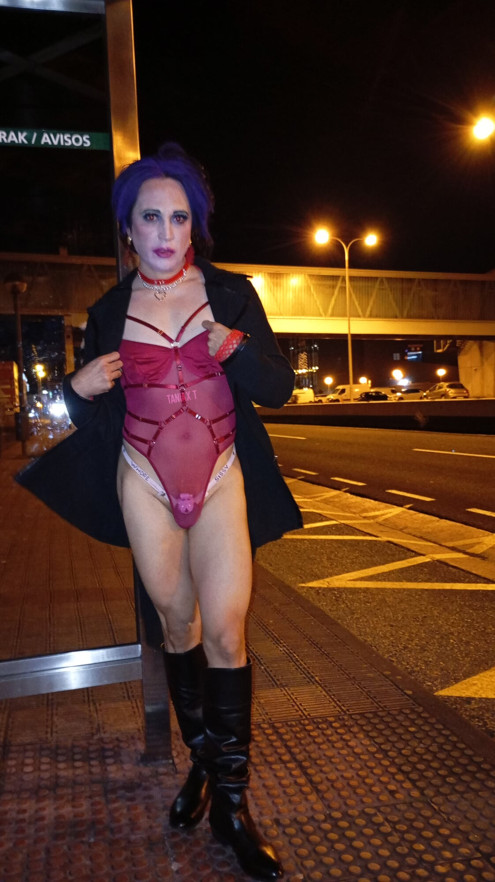 Sexy travesti Taniax em lingerie vermelha quente de pé na Avenida