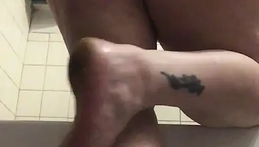 Aku lagi asik ngocok kontolku dengan kaus kakiku yang bau dan kakinya yang kotor