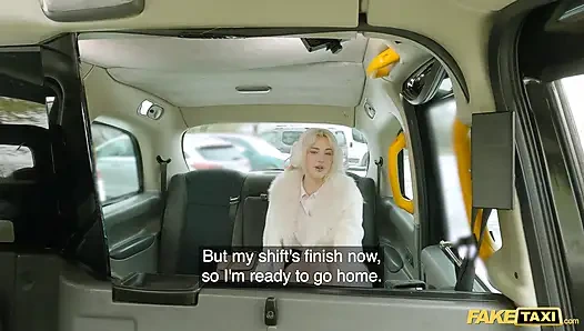 Blonde blaue augen kellnerin kann den ganzen tag ficken - Fake taxi