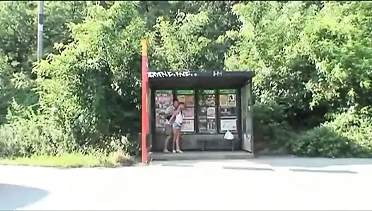 Büyük memeli sarışın kız iş başında... Açık havada seks
