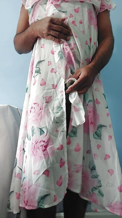 אני מאונן כשאני לובש שמלת משי שיפון שקופה של Split Roses