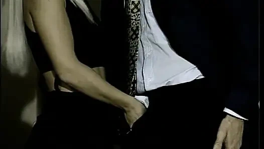 Сексуальная блондинка с большими сиськами обожает большой пенис в заднице