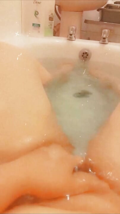 BBW plays in the bath