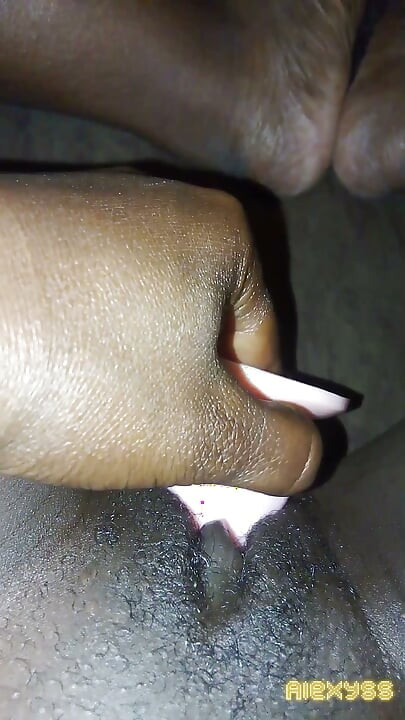 A abrir essa cona com um dildo de 5 polegadas
