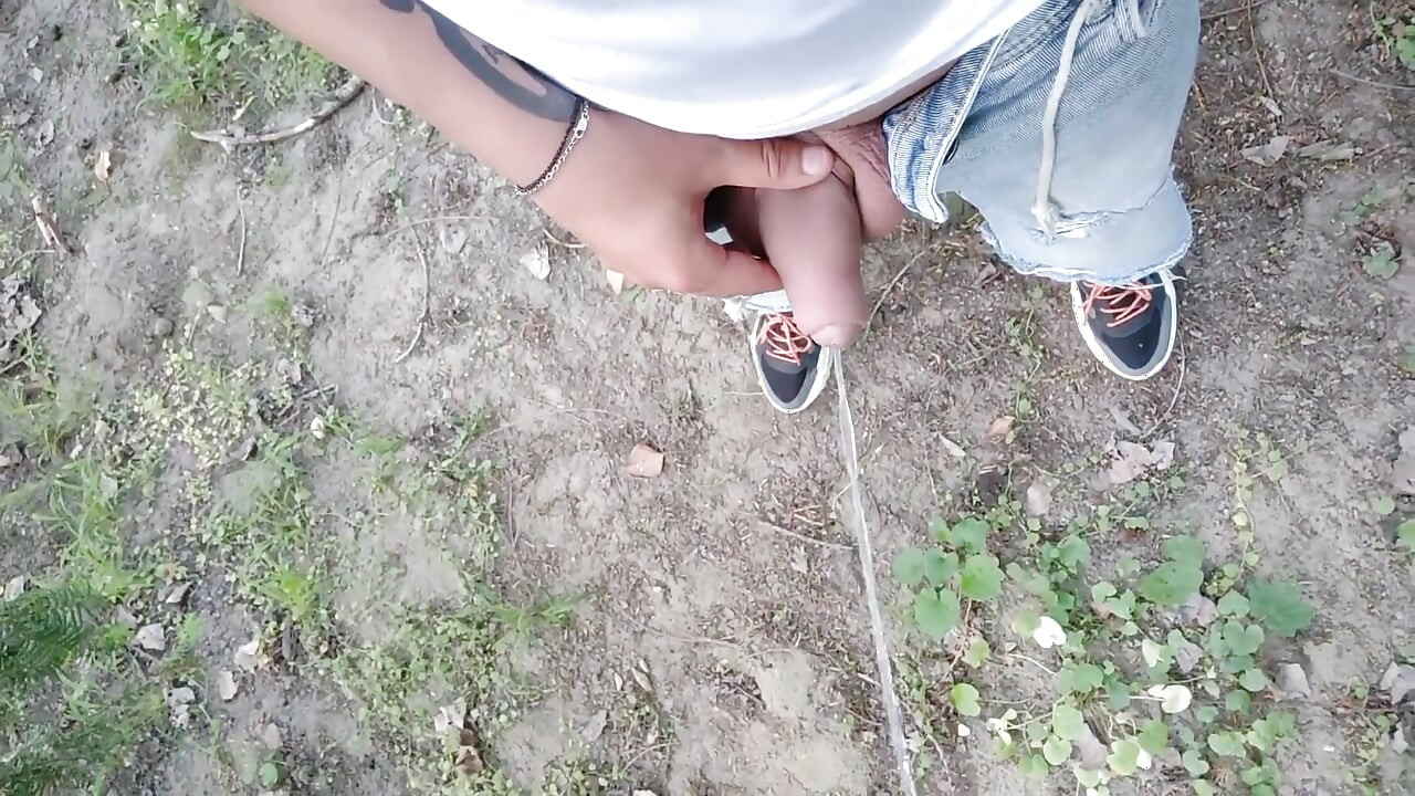 공원에서 오줌을 싸는 2번