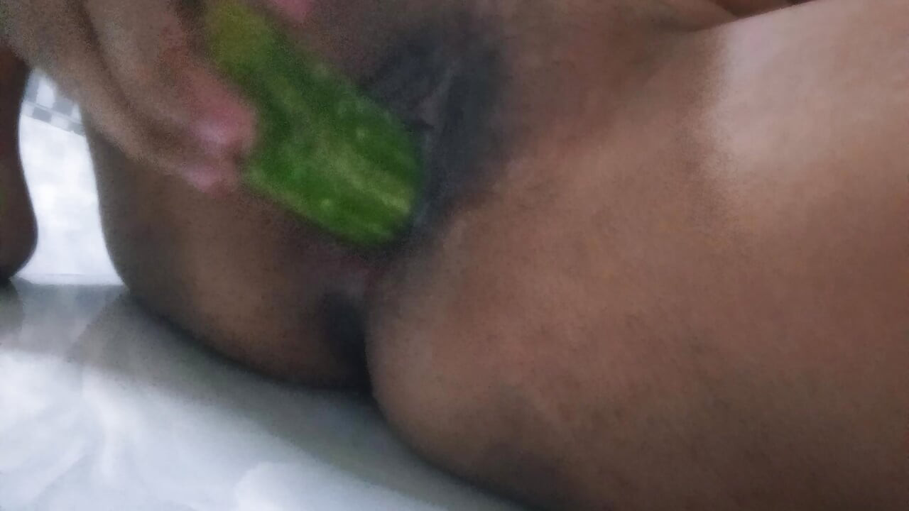 Deshi girl insert cucumber fuck for huge orgasm