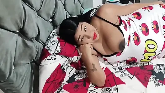 Сводный член Keli в ее пижаме Elmo, хочет пососать хуй