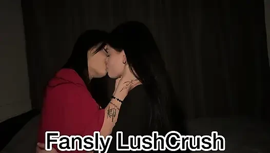"OH, TIDAK" ADIK TIRIKU NGENTOT AKU HABIS-HABISAN SAMBIL SCISSOR. SEKS LESBIAN