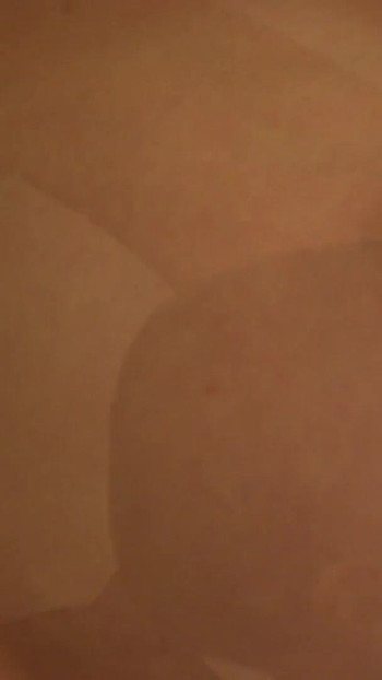 A zongoramester egyszerű dallamként játszik hölgye punciján | 1. klip