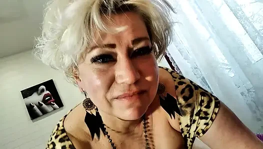 Leopar tulumlu havalı olgun bir piliç sakso çekiyor ve olgun amına bolca dölleniyor...