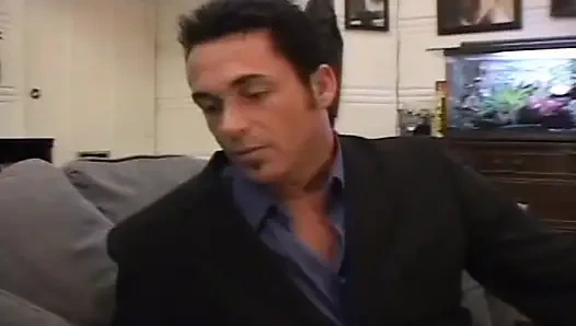 Dominante schlampe benutzt seinen schwanz wie ihr persönliches spielzeug