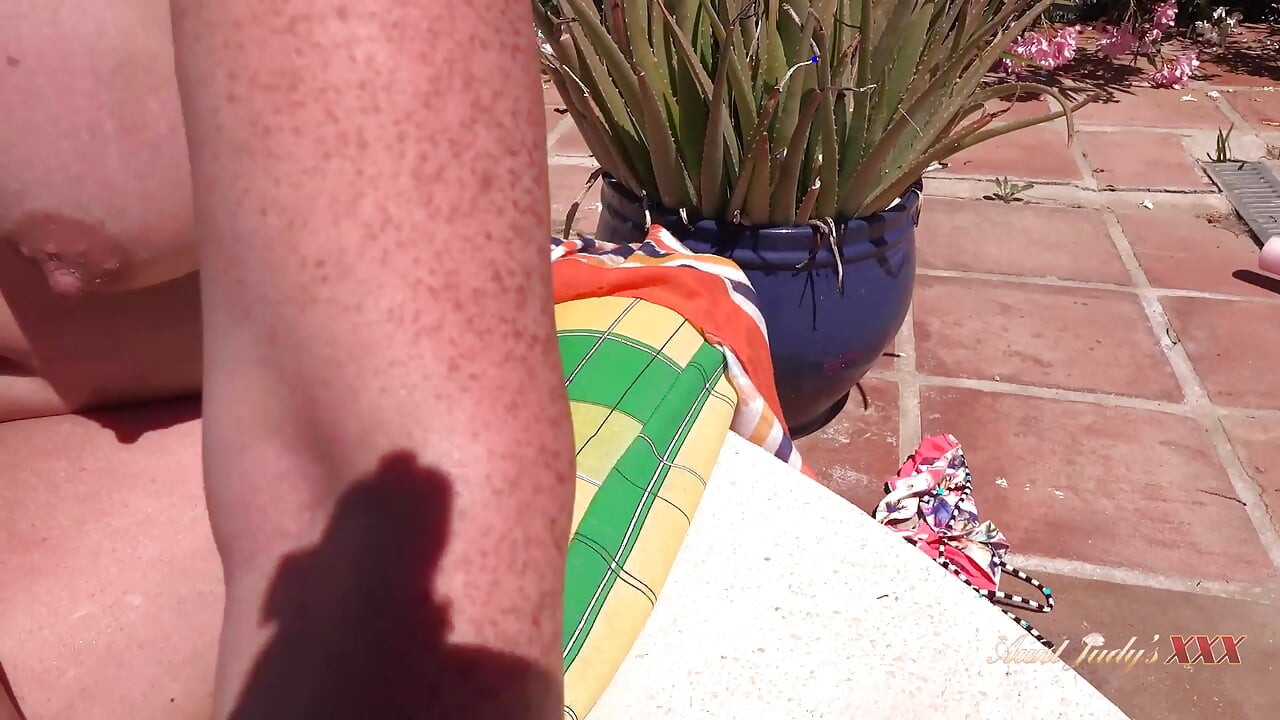 Meeting Hot Mature MILF Maggie Moon at the Hotel Pool