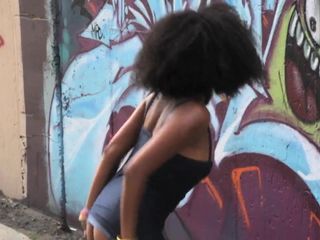 Schwarzes Mädchen Mandi öffentliches Nacktfotoshooting