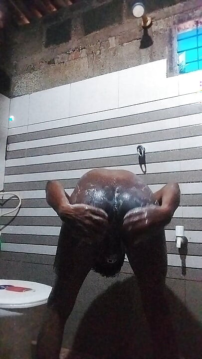 Directordumgfag shithin bañándose y comiendo pedazo de jabón