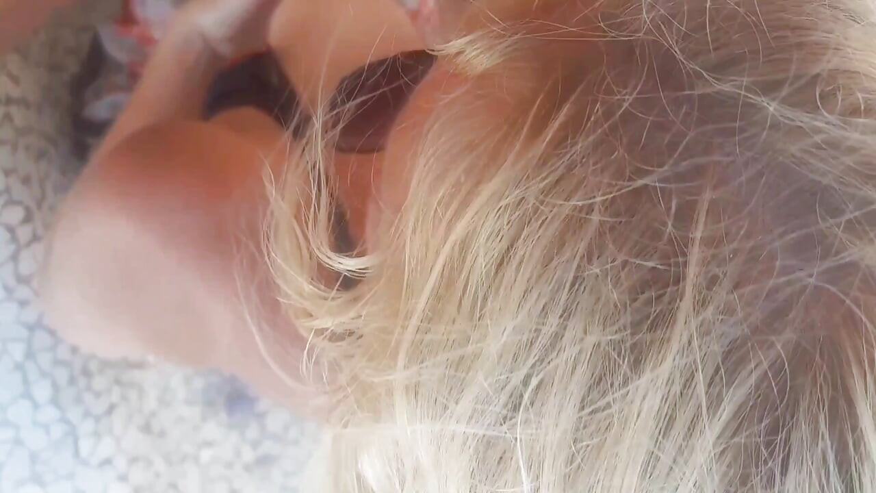 Amatör Blond Mogen Fru Njuter Av Sex Halvnaken