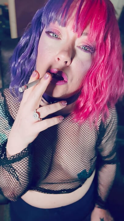 Een mooie in roze prinses, Tina Snua, ketting rookt 2 sigaretten met Match Light Ups - rokende roker