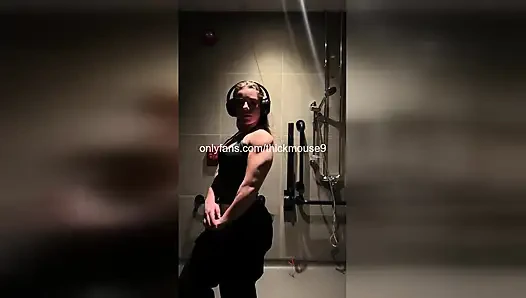 Kaum legales mädchen wird während des TikTok-livestreams hart gefingert!