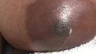 Schwarze Titten-Nippel sickern