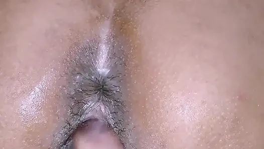 Pooja masukin botol ke dalam memek istri, masukin timun ke dalam pantat, memek dan pantatnya meledak.
