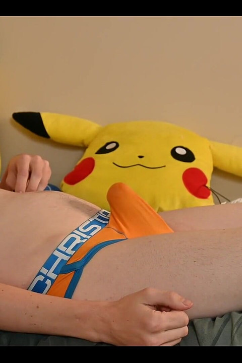 Η κοιλιά μου είναι γεμάτη πίτσα, το στομάχι μου παλεύει να τα χωνέψει όλα.