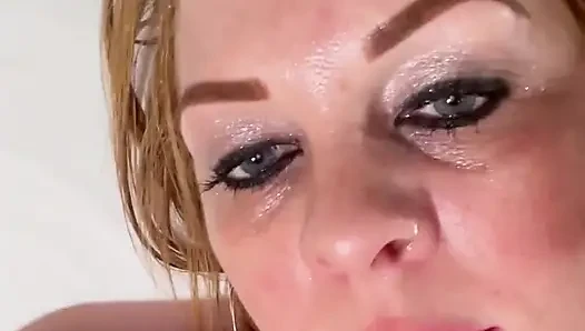 Cewek rambut oranye lagi asik masturbasi hot