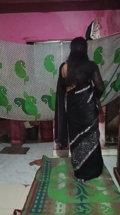 Bhabhi deshi Madhuri aplastando y cogiendo | Clip 2