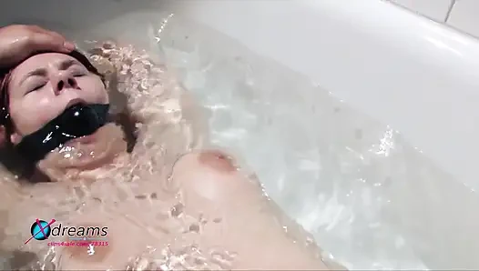 Natalie's bathtub sex-games