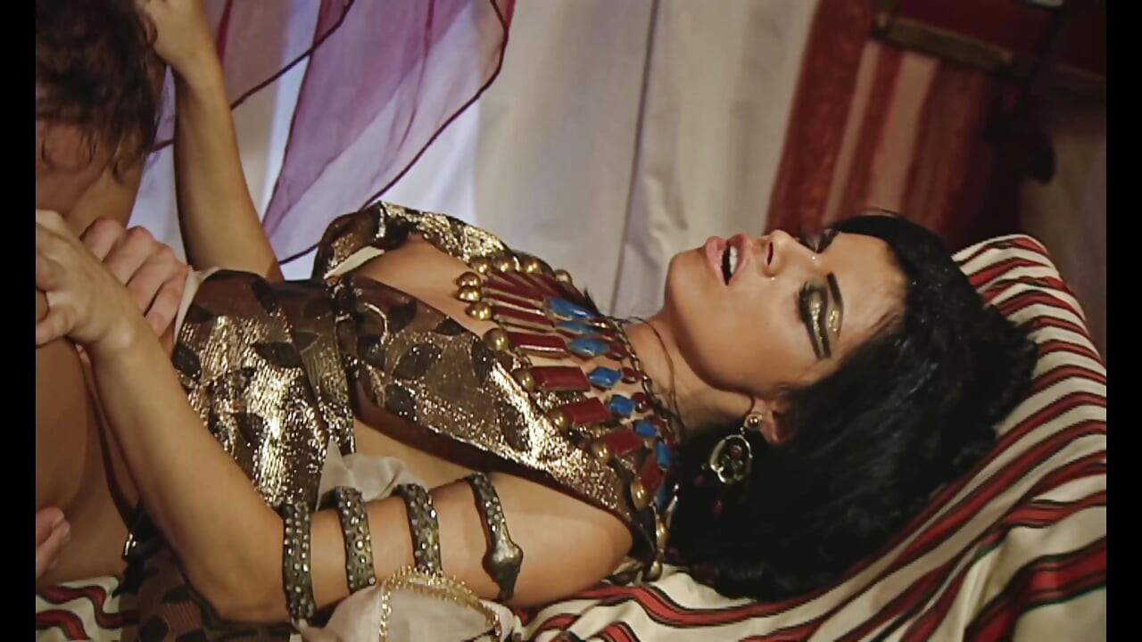 Cleopatra en Caesar anale lust in de schaduw van de piramides.