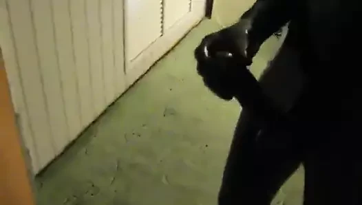 amatör verir kendini bir lateks handjob