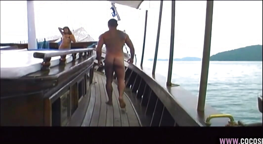 Une brune en bikini à fleurs se fait baiser sur un pont de bateau par un mec musclé