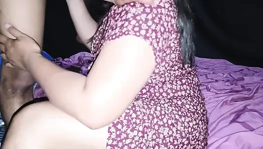 Азиатская любительница трахается внутри