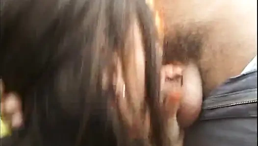 Açık havada grup boşalma ve ıslak sakso ile sikişiyor