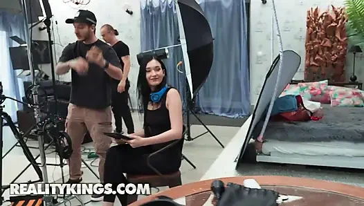 Reality kings - ateşli mürettebatlı kadın Britney Dutch Jordi'nin sahnesini izlerken azıyor ve harekete geçmeye karar veriyor