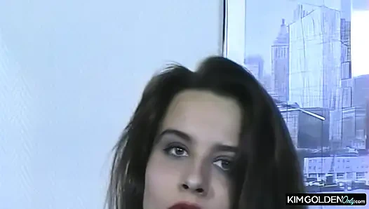 Sinnliche Bruenette masturbiert leidenschaftlich