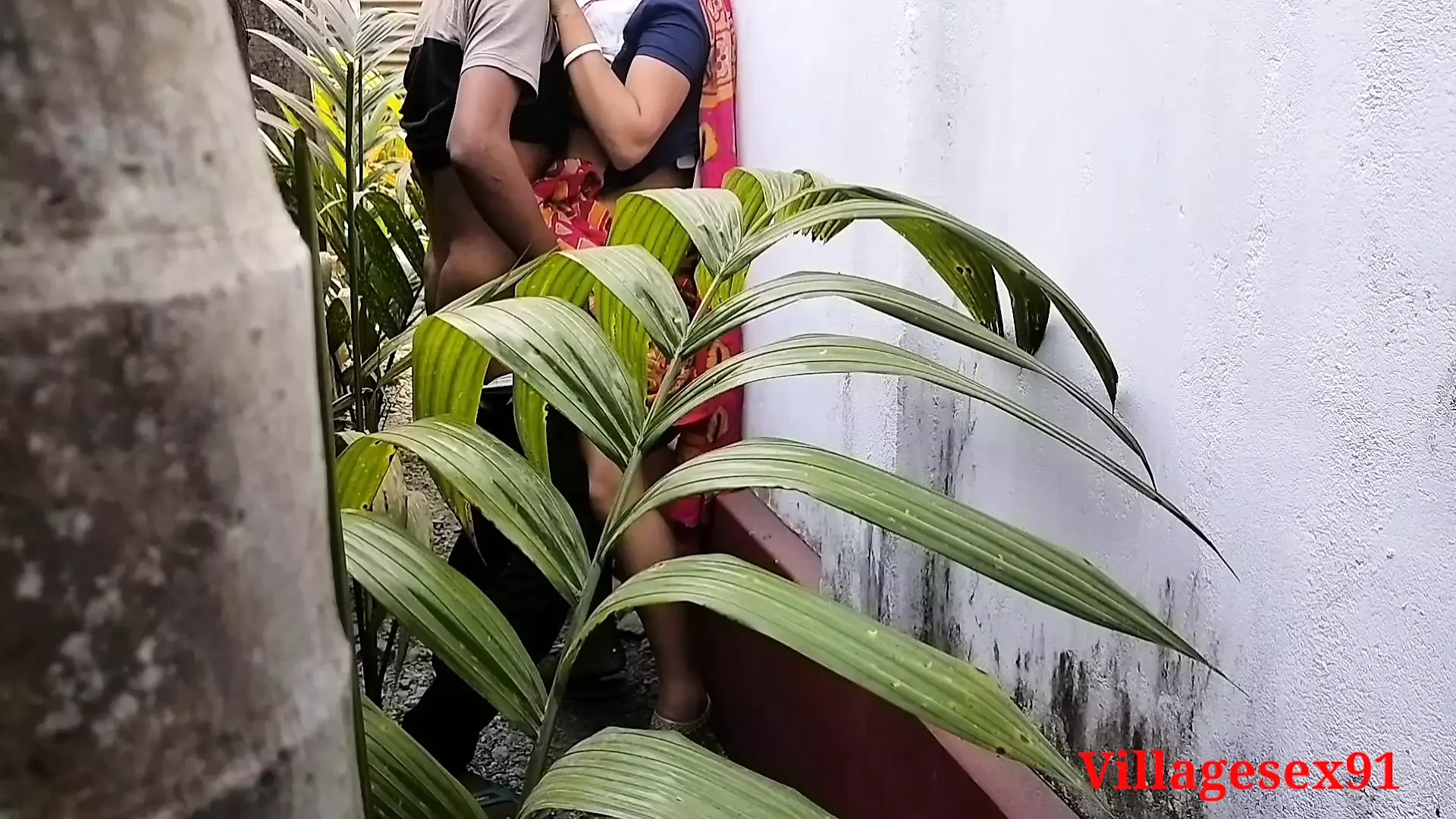 打扫房屋和花园 - 在户外与穿着纱丽服的孟加拉妻子发生性关系（官方视频由 villagesex91 提供）
